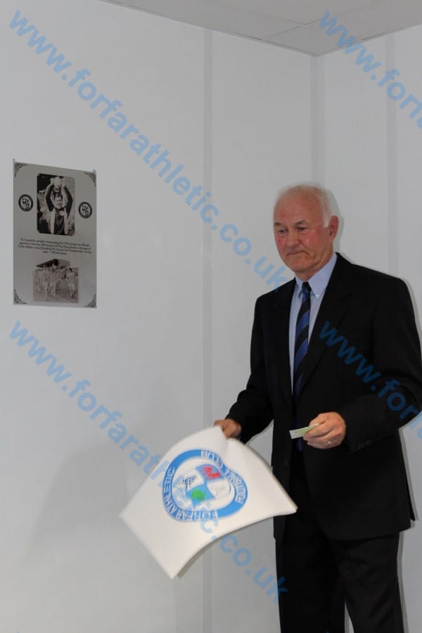 Doug Houston unveils the plaque IMG 7231