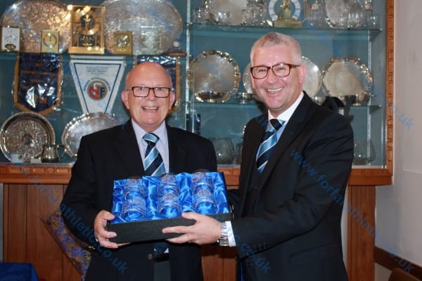 Alastair Donald presents Gordon a set of engraved crystal whisky glasses IMG 4949